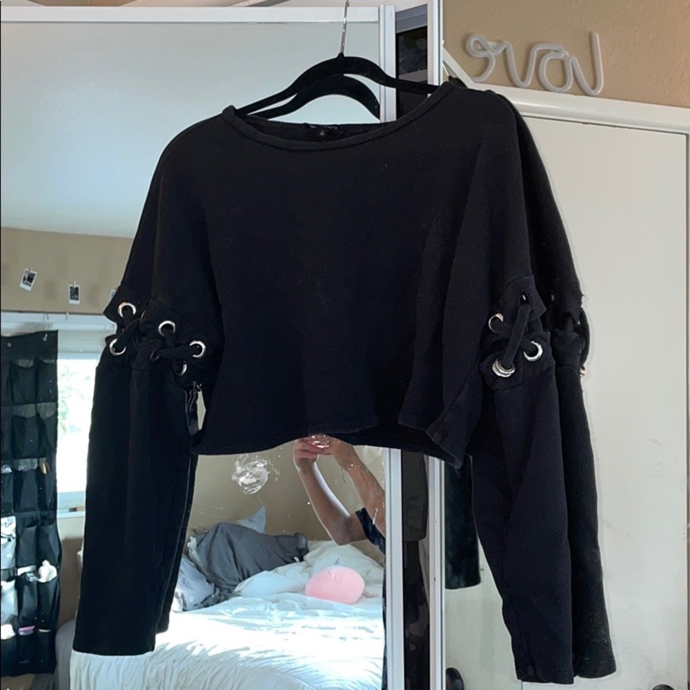 Oversized sweater w cross cross design on sleeves